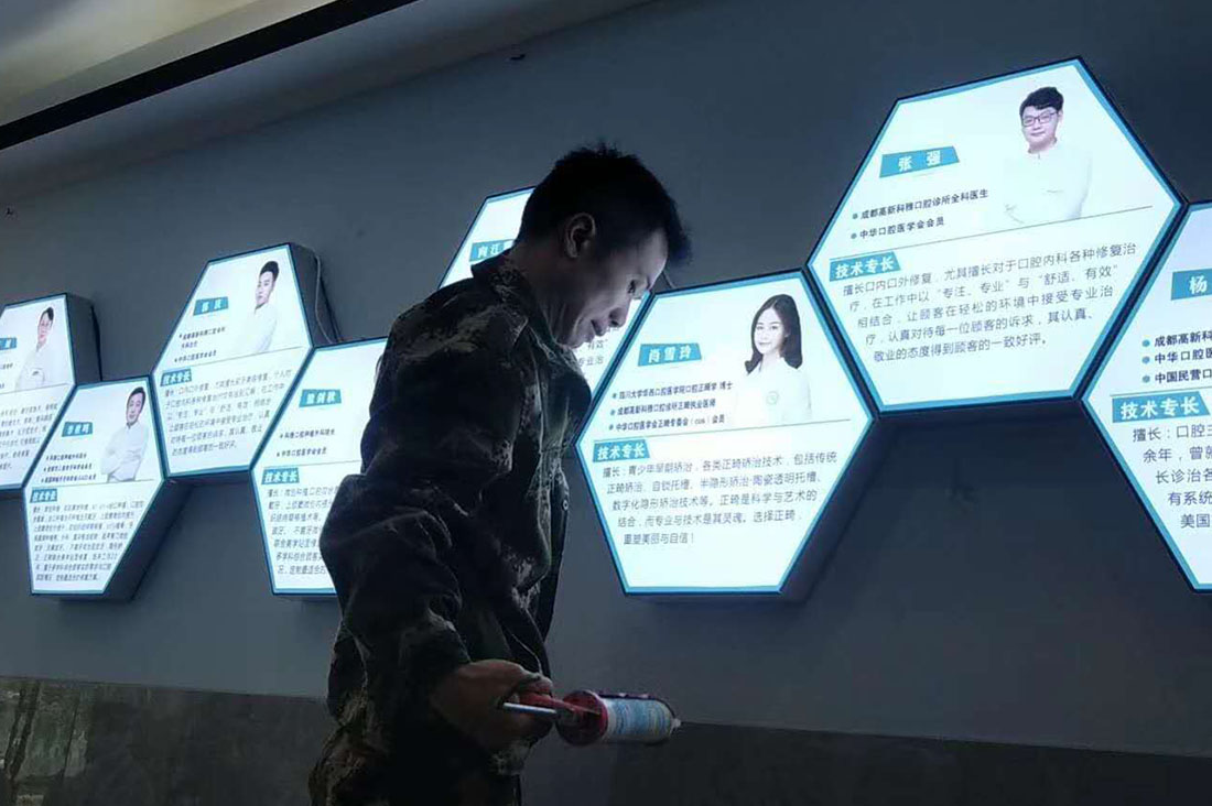 成都燈箱廣告好色先生TV版安裝