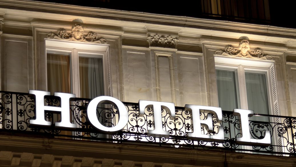 四川廣告好色先生TV版發光燈箱公交候車亭和新媒體投放的優點